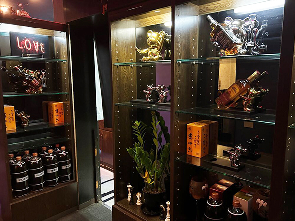 水戸タイスナック リンナーバー 入り口のドリンク棚