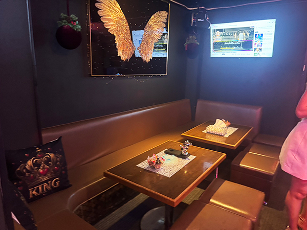 水戸タイスナック リンナーバー 店内ソファ