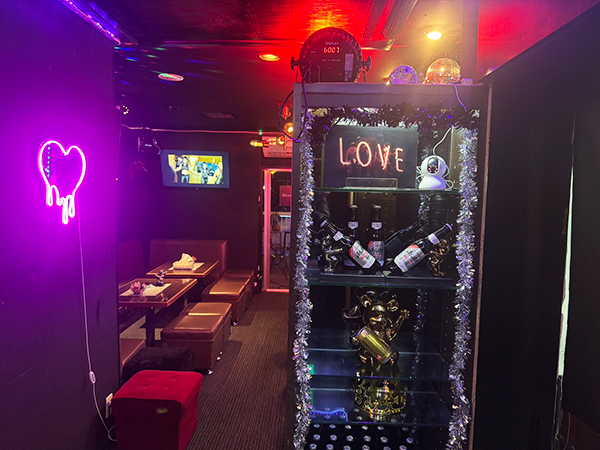 水戸タイスナック リンナーバー 入り口のお酒の棚、店内への廊下