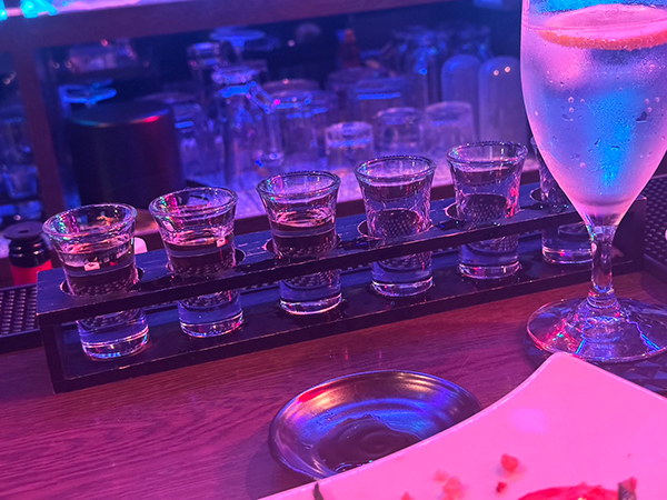 水戸タイスナック リンナーバー タイ料理とショットグラス