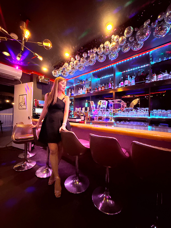 水戸タイスナック リンナーバー 店内バーカウンターとスタッフ