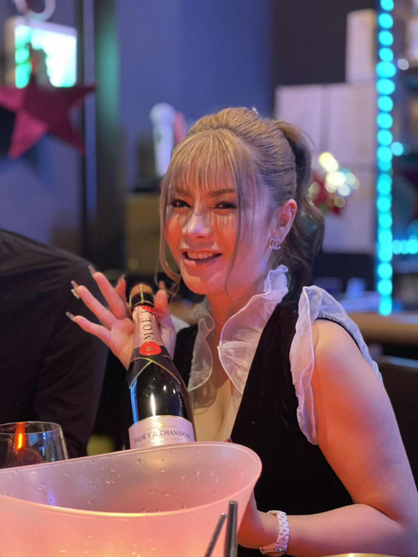 水戸タイスナック リンナーバー 店内バーカウンターとスタッフ