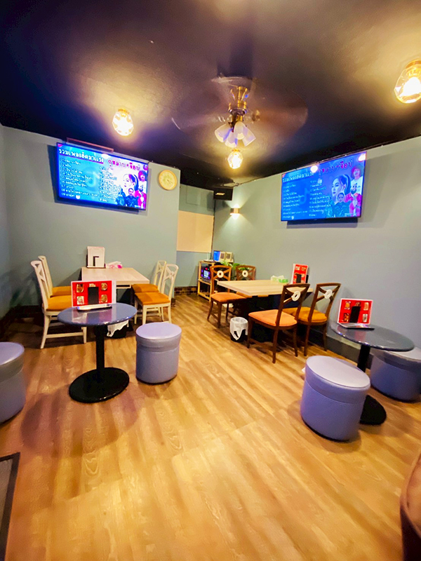 熊谷タイ料理居酒屋 トムヤムクン　店内 椅子とテーブルレイアウト写真