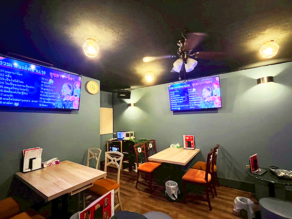 熊谷タイ料理居酒屋 トムヤムクン　店内の様子　テーブルとカラオケ