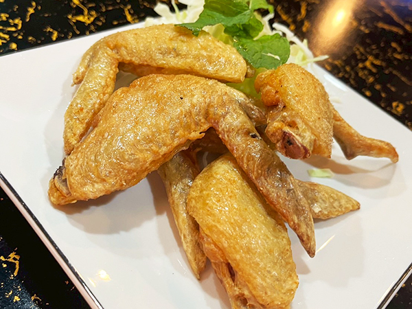 熊谷タイ料理居酒屋 トムヤムクン　タイ料理メニュー写真（手羽先揚げ　ガイトード）
